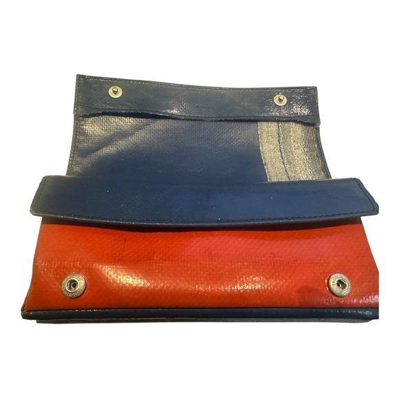 Freitag F554 Max wallet, blue &red- Recycled Truck tarp - Picture 5 of 5
